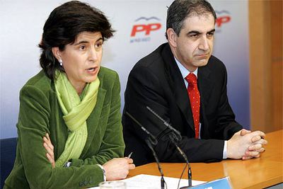 María San Gil y Leopoldo Barreda, ayer, tras la reunión del PP vasco sobre el  plan Ibarretxe. 