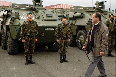 El ministro de Defensa, José Bono, pasa revista a tropas  españolas en Kosovo el pasado 26 de diciembre.
