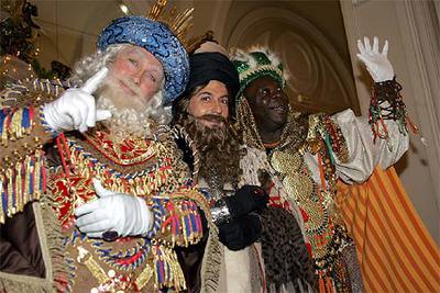 Los Reyes Magos saludan durante su presentación, ayer, en Bilbao.