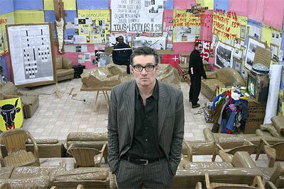 Thomas Hirschhorn, delante de su instalación  Swiss-swiss democracy,   en el Centro Cultural Suizo de París. 