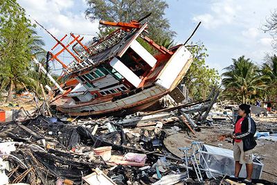 Nataya Pumsi, de 36 años, contempla los restos de su casa, reducida a escombros, y de un barco arrastrado por el  tsunami , en Ban Nam Khem (Tailandia)rnrn.