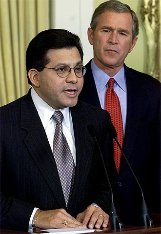 Alberto Gonzales, el pasado 17 de diciembre, junto a Bush.