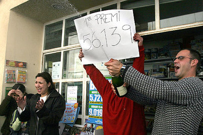 Varios vecinos de Sant Pol de Mar festejan con cava el premio  gordo  del sorteo del Niño.