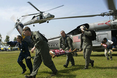 Soldados norteamericanos del portaaviones  Abraham Lincoln  trasladan a un indonesio herido por el maremoto tras su rescate en helicóptero.