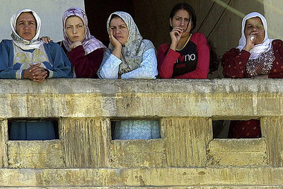Refugiadas palestinas observan enfrentamientos armados en Baalbek, Líbano, en 2002.