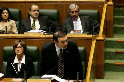El  lehendakari,  Juan José Ibarretxe, y otros miembros del PNV, en el pleno en el que el proyecto fue aprobado.