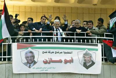 Mahmud Abbas saluda a sus seguidores en un acto electoral en Bir Nabala, el suburbio árabe a las puertas de Jerusalén.