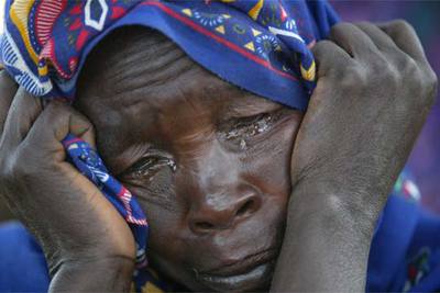 Una sudanesa huida de la violencia en Darfur llora en un campamento de refugiados en la frontera con Chad.