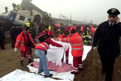 Personal de rescate trabaja junto a los trenes siniestrados cerca de Crevalcore.