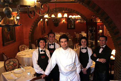 El  chef  Pepe Rodríguez Rey y el equipo de sala de El Bohío, en Illescas (Toledo).