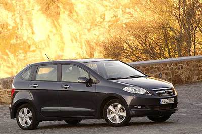 El FR-V tiene una línea monovolumen, pero con más anchura de lo normal para integrar dos filas de tres asientos. El capó abombado y las aletas traseras muy marcadas crean un aspecto macizo y musculoso.