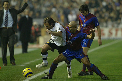 Rufete trata de pasar a Jesule en la banda. Detrás, Jofre.