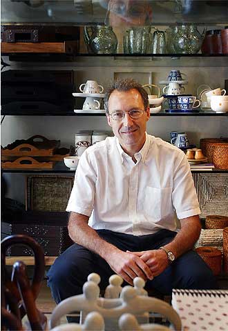 Ignasi Carreras, director de Intermón, en la tienda que tiene esta ONG en Barcelona.