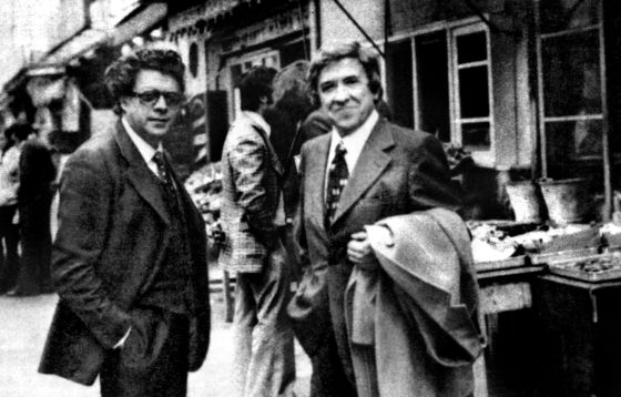 Con peluca y lentillas, Santiago Carrillo, en 1976, en la frontera española junto a Teodulfo Lagunero (a la izquierda), quien le organizó su regreso clandestino.