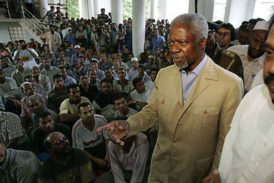 El secretario general de Naciones Unidas, Kofi Annan, ayer en una mezquita de Hambantota, en Sri Lanka.