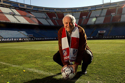El ministro de Exteriores, tan  colchonero  como para irse a fotografiar el mismísimo día de Reyes al estadio Vicente Calderón.