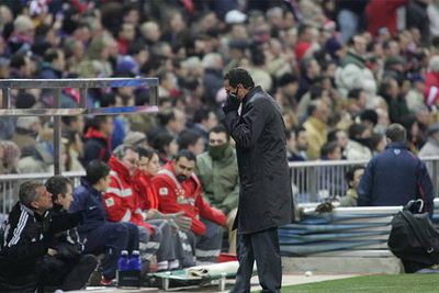 Luxemburgo habla por el  walkie-talkie  con su ayudante en la grada.