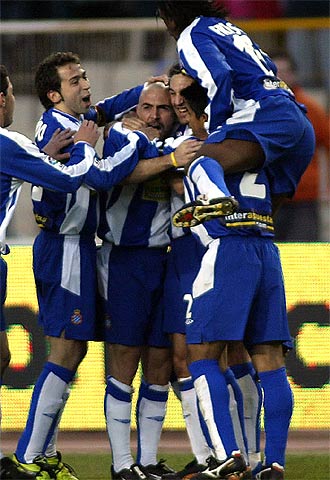 Jugadores del Espanyol abrazan a De la Peña tras su gol.