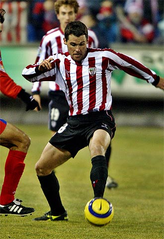 Orbaiz controla la pelota ante Pablo Sanz.