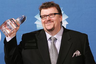 El director Michael Moore recoge feliz su premio People's Choice en el Auditorio de Pasadena.