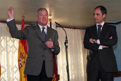 Los presidentes murciano y valenciano, Ramón Luis Valcárcel y Francisco Camps, ayer en Torrevieja.
