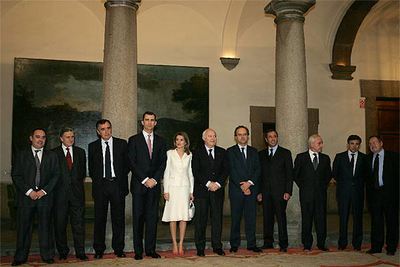 Los Principes de Asturias y el ministro de Asuntos Exteriores posan junto a los premiados.
