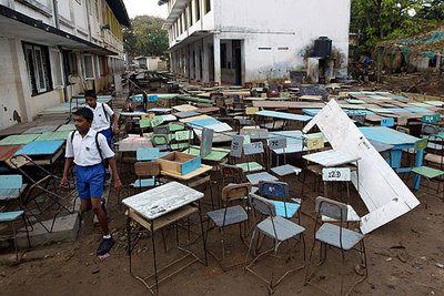 Dos estudiantes caminan por el patio de lo que queda de su escuela en la ciudad esrilanquesa de Galle, en el primer día escolar de 2005.