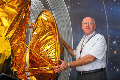 Claudio Sollazzo muestra una maqueta de  Huygens  adosada a  Cassini  en el laboratorio JPL en 2004.