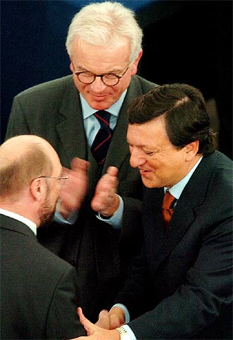 José Manuel Durão Barroso saluda a Martin Shulz en presencia de Hans-Gert Poettering, tras el debate en Estrasburgo.