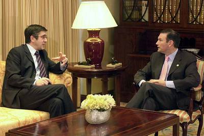 Patxi López, secretario general del PSE, y el  lehendakari,  Juan José Ibarretxe, durante la reunión.