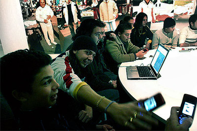 Jóvenes gitanos de Lleida explican sus vivencias en Internet