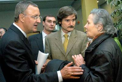 El ministro de Trabajo, Jesús Caldera, conversa con un familiar de los heridos en el hospital