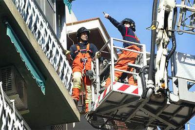 Doce familias desalojadas al derrumbarse la escalera de un edificio en Alboraia