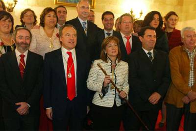 Pilar Sánchez, con el bastón de mando del Ayuntamiento de Jerez. A su derecha, Pedro Pacheco.