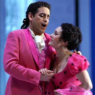 Juan Diego Flórez y María Bayo, en un ensayo de  El barbero de Sevilla. 