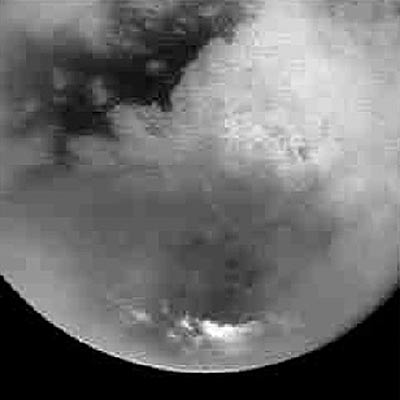 Imágen de la superficie de Titán obtenida durante la aproximación de la nave  Cassini  el 25 de octubre de 2004.