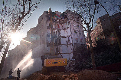 Comienza el derribo de las viviendas con aluminosis en el Turó de la Peira