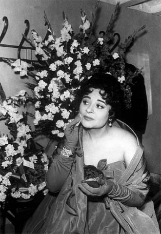 Victoria de los Ángeles, en el estreno de  La Atlántida,  de Manuel de Falla, en Barcelona en 1961.