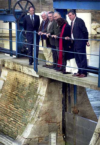 Camps, izquierda, ayer en la Gola del Perellonet en Sueca.