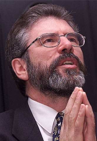 Adams se dirige a la prensa en 2001 en el Parlamento británico, tras el anuncio del IRA de entregar las armas.