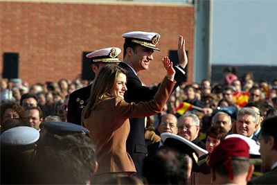 Los Príncipes saludan a las personas que se reunieron en el puerto de Alicante para despedir al buque  Galicia. 
