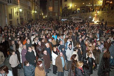 Cientos de personas siguieron junto a la puerta principal de la catedral de Burgos el funeral por los ocho trabajadores fallecidos por el accidente.