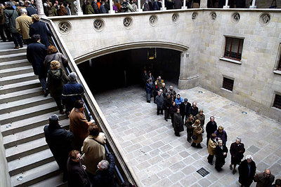 Un aspecto de la cola de admiradores que acudieron ayer a despedir a Victoria de los Ángeles.