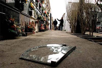 Una de las lápidas arrancadas y rotas permanece en el suelo del cementerio de Dénia.