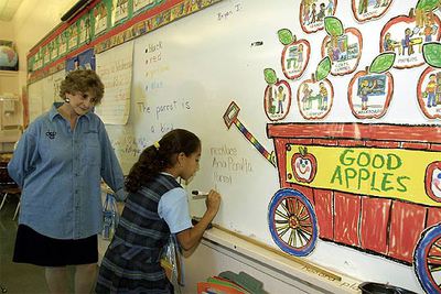 Una maestra con su alumna, en un colegio de Miami.