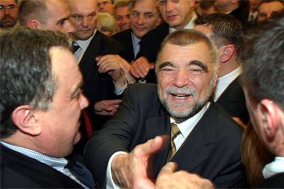 El presidente croata, Stjepan Mesic, introduce su voto, ayer, en una urna de Zagreb.