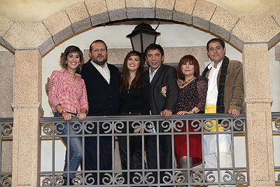 El equipo de  España es,  en el plató del programa. En el centro (tercero por la derecha), Mon Santiso.