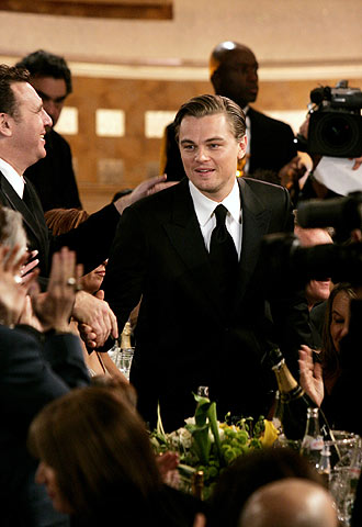 Leonardo DiCaprio es felicitado tras lograr el Globo de Oro al mejor actor por  El aviador,   de Martin Scorsese .