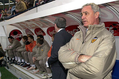 Claudio Ranieri, junto al banquillo de su equipo, momentos antes de comenzar el partido de El Sadar.