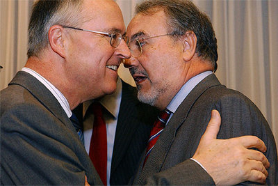 El ministro de Finanzas alemán, Hans Eichel, saluda a Pedro Solbes al inicio de la reunión del Eurogrupo.